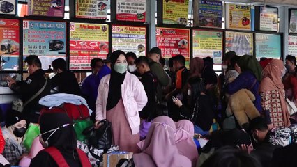 Pemudik di Terminal Kampung Rambutan