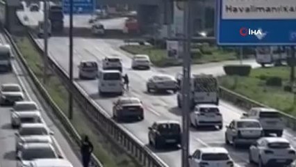 E-5'te trafiği birbirine katan kovalamaca... Polis şüpheli şahsı böyle yakalandı