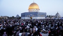 رغم تعزيزات الاحتلال.. آلاف الفلسطينيين يحيون ليلة القدر