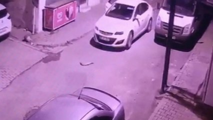 Balkondan hırsızlara süpürge fırlattı