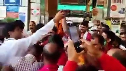 VIDEO :  जब स्टेशन पहुंचे सचिन पायलट को दिल्ली के कुलियों ने घेर लिया, फिर..