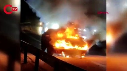 Küçükçekmece'de 3 bebeğin bulunduğu otomobil alev aldı