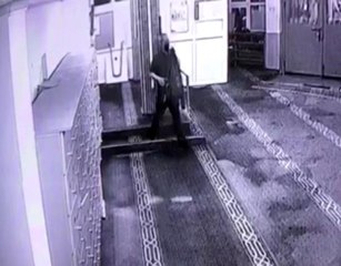 Hırsız beğenmediği ayakkabıyı diğeriyle değiştirdi...O anlar kamerada