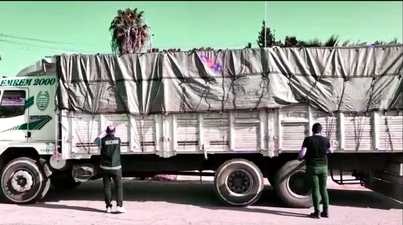 Mersin'de 5 milyon adet dolu makaron ele geçirildi