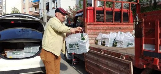 Devrekli muhtar köylü vatandaşlara tatlı ve yumurta hediye etti