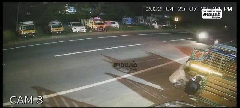 கார் மீது பைக் மோதி தூக்கி வீசப்படும் சிசிடிவி காட்சிகள்..!