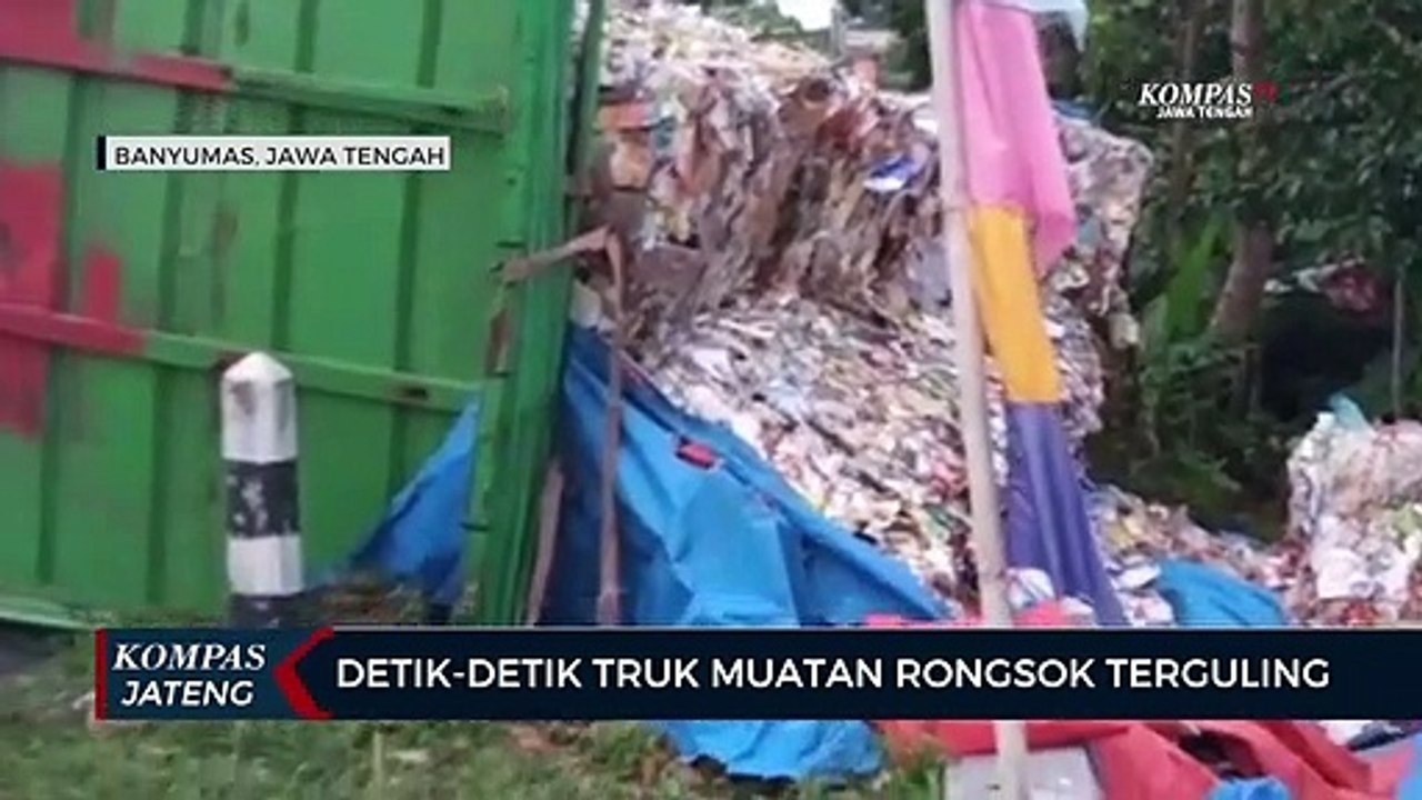 Detik-detik Truk Muatan Rongsok Terguling