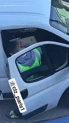 Ce livreur Amazon se sert tranquillement dans les colis