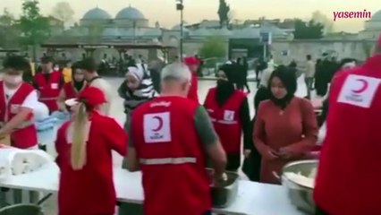 Sinan Akçıl Kızılay aracılığıyla Kadir Gecesi'nde 1200 kişiye iftar yemeği verdi!