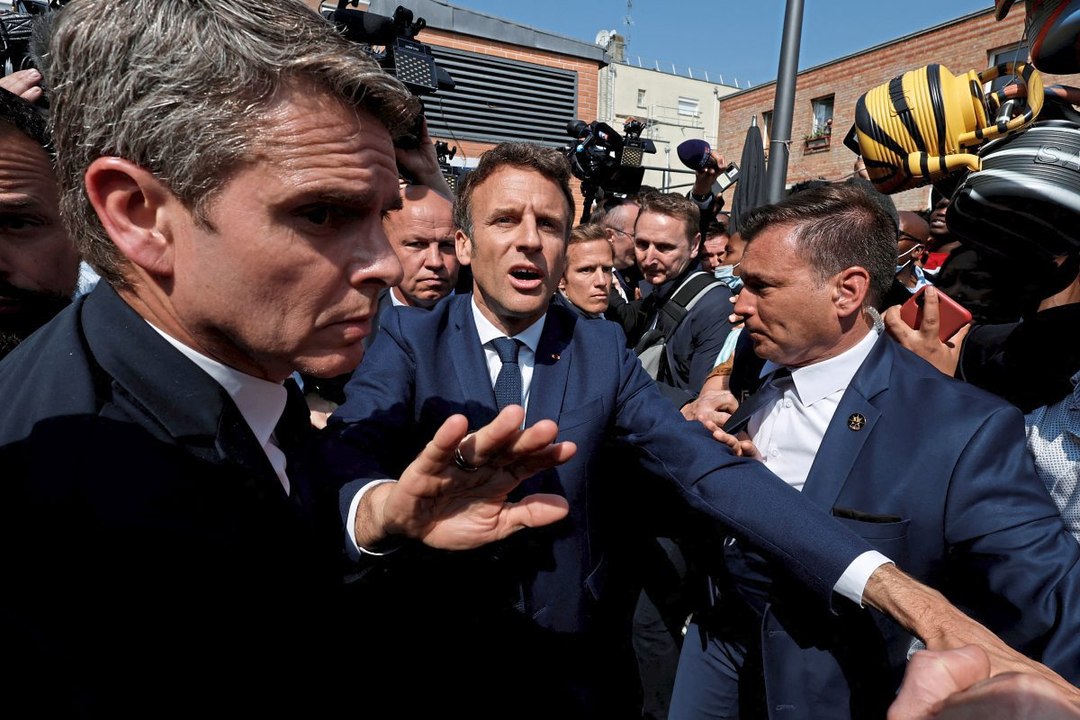 Macron in Pariser Vorort mit Tomaten beworfen