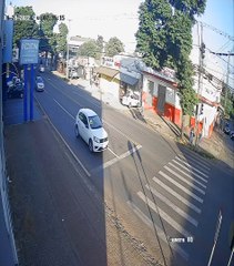 Flagrante: pedestre é atropelada por moto em Apucarana
