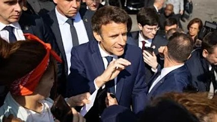 Emmanuel Macron visé par un projectile : à peine réélu, sa première sortie tourne au vinaigre