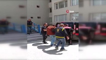 Kendilerini polis ve savcı olarak tanıtıp, 678 bin lirasını aldılar