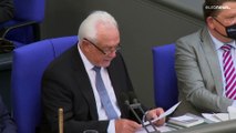 Merz und Klingbeil streiten - Bundestag stimmt für Lieferung schwerer Waffen