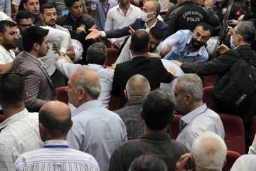 Altay'ın olağanüstü kongresinde yumruklaşma!