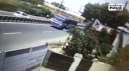 நிலை தடுமாறி கீழே விழுந்த நபர்; பஸ் ஏறி இறங்கும் பதைபதைக்கும் காட்சிகள்!