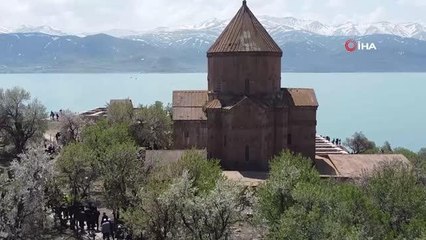 Van'da 1. Akdamar Adası Badem Çiçeği Festivali...Vali Bilmez: "Bahar Van'da daha güzel"