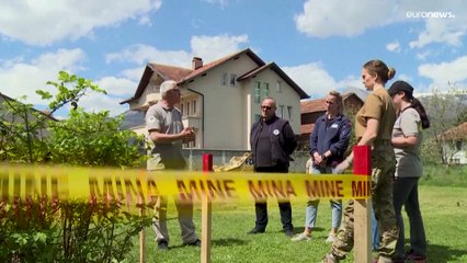 Ukrainerinnen lernen im Kosovo wie man Minen entschärft