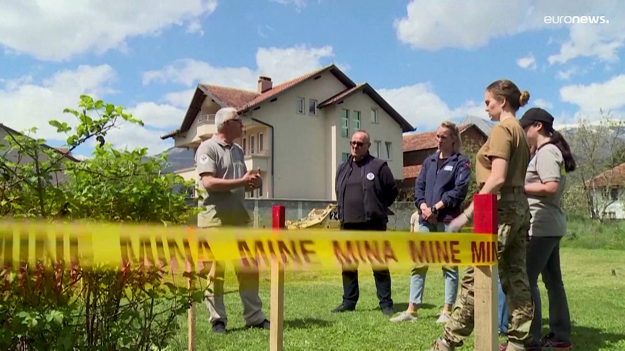 Ukrainerinnen lernen im Kosovo wie man Minen entschärft