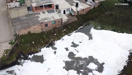 In Mosquera fliegen giftige Schaumwolken durch die Straßen