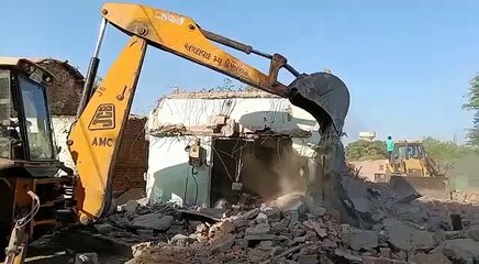 सरखेज गांव में सरकारी जमीन में बनाए गए 115 निर्माण तोड़े