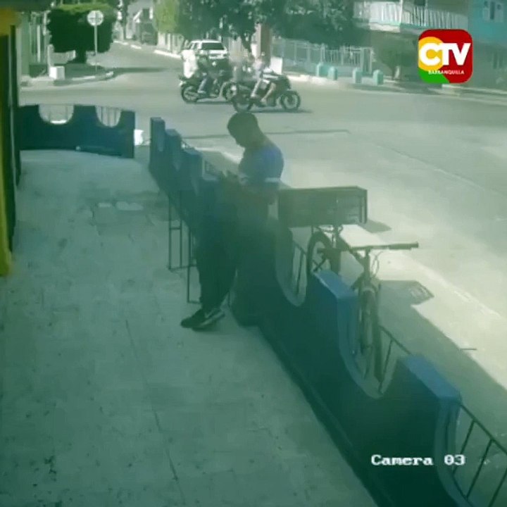 Un voyou à moto se rate en voulant voler un passant !