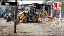 बुलडोजर से सात दुकानों को किया ध्वस्त, देखिए वीडियो