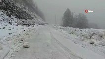 Yaz geldi derken kar yağışı esir aldı! Kentte köy yolları ulaşıma kapandı