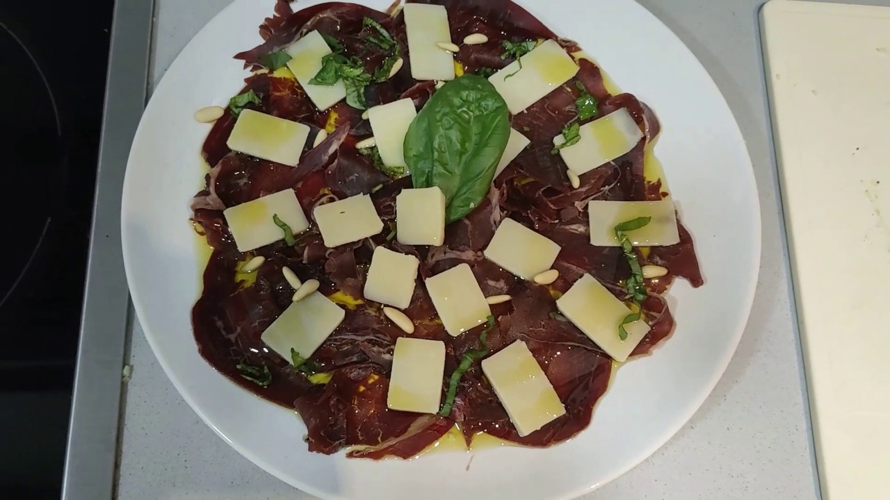 Receta de CECINA AHUMADA con queso parmesano y piñones - Receta fácil