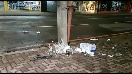 Semáforo e poste são danificados após acidente de trânsito no Centro; sinalização está em amarelo intermitente
