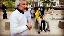 Can Dündar Gezi Parkı bildirileri dağıttı