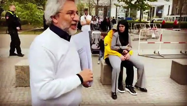Can Dündar Gezi Parkı bildirileri dağıttı