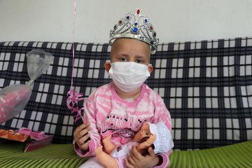 LÖSEV'den lösemi hastası Zeynep'e moral ziyareti