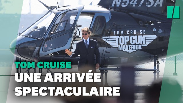 Tom Cruise se pose en hélico sur un porte-avions pour l'avant-première de Top Gun 2