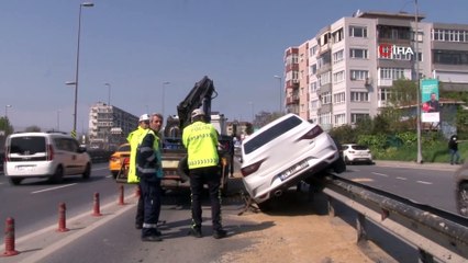 Küçükçekmece’de kaza! Araç bariyerlere çıktı, 30 metre sürüklendi