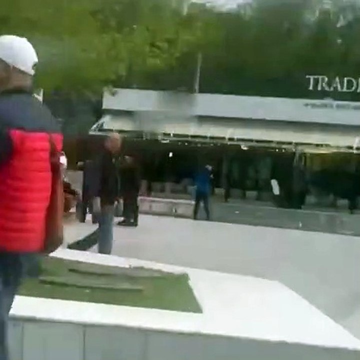 Une maman berce son bébé à sa façon à la terrasse d'un restaurant !