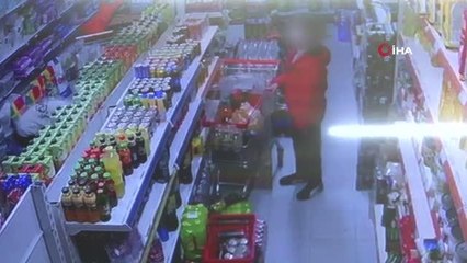 Marketinden hırsızlık yaparken yakaladığı şahıslardan böyle hesap sordu