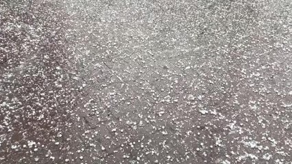 Kent merkezinde aniden bastıran dolu hayatı olumsuz etkiledi