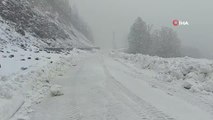 Artvin'de Mayıs ayında yağan kar 6 köyün yolunu ulaşıma kapattı