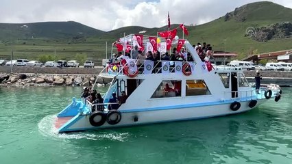 Suda boğulmak üzere olan ebabili polisler kurtardı