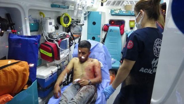 OTOBÜS DURAĞINDA İKİ GRUP ARASINDA BIÇAKLI KAVGA: 4 YARALI