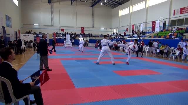Okullar Arası Minikler ve Yıldızlar Türkiye Karate Şampiyonası başladı