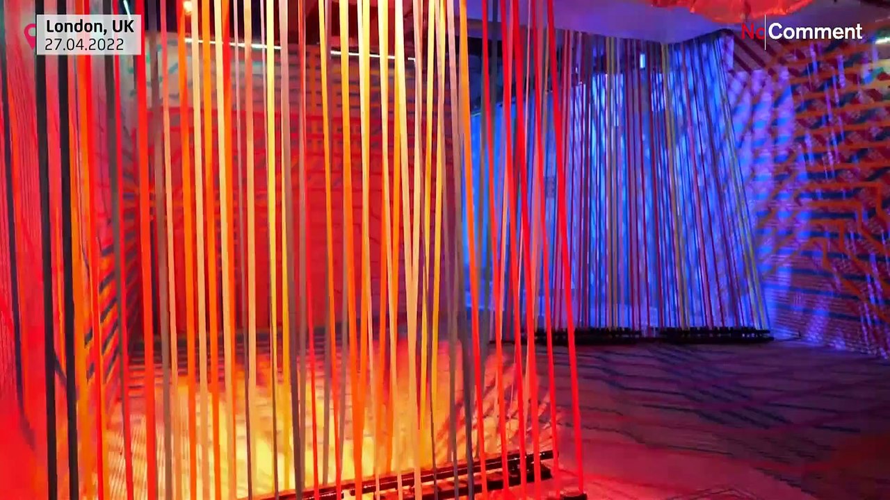 Művészetet, technológiát és fényjátékokat ötvöző kiállítás Londonban