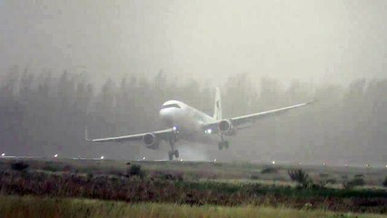 El terrorífico momento en que una tormenta sacudió a un avión como si fuera de papel