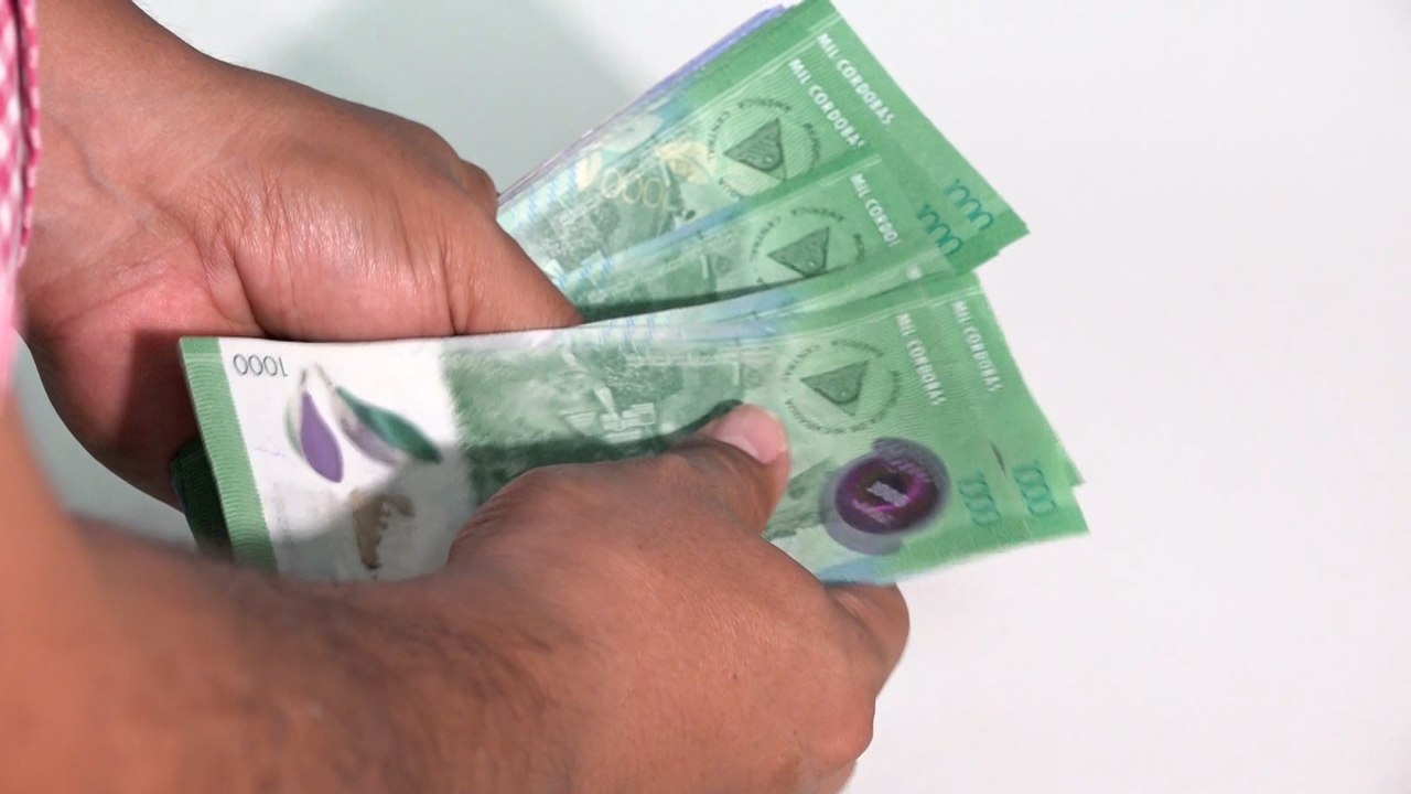 Educadores reciben salario adelantado del mes de mayo