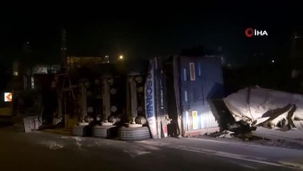 Hurda yüklü tır devrildi, kabinde sıkışan sürücü yaralandı