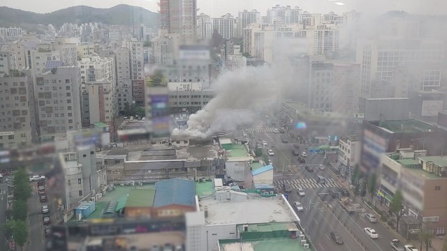 퇴근 시간 불광역 근처 건물 옥상에서 불...한때 도로 통제 / YTN