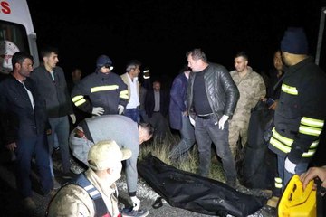 İki otomobil çaya düştü: 1 ölü, 2 yaralı, 2 kayıp