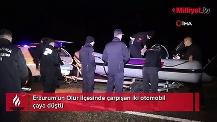 Çarpışan iki otomobil çaya düştü