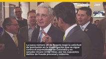 Un juez ha denegado una solicitud para impedir una investigación sobre el expresidente colombiano Álvaro Uribe, acusado de fraude procesal y cohecho.